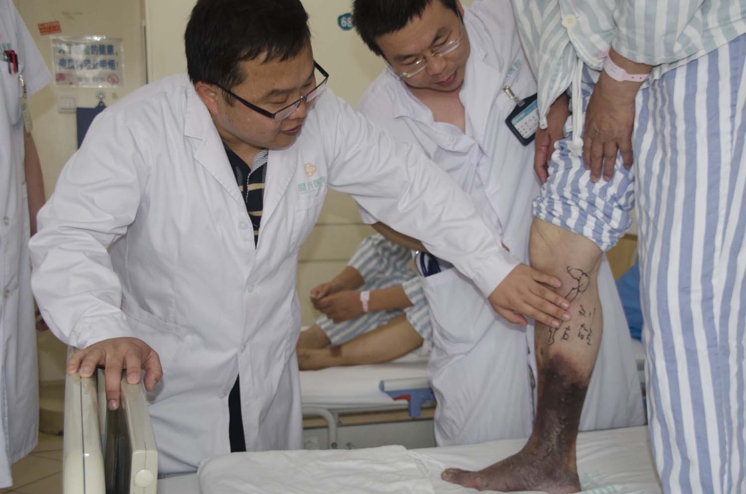 上海新华医院 欧敬民教授为严重患者进行术前检查